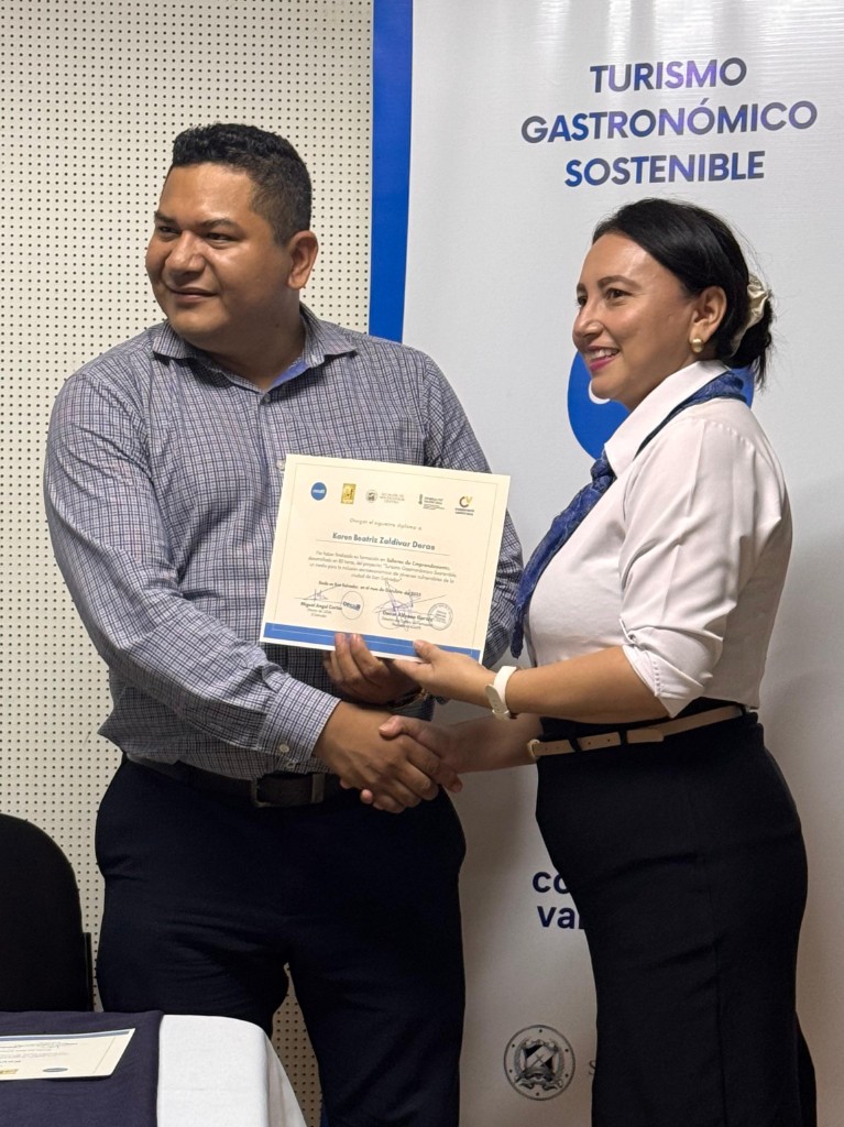 Karen Zaldívar en jornada de capacitación profesional del sector turístico